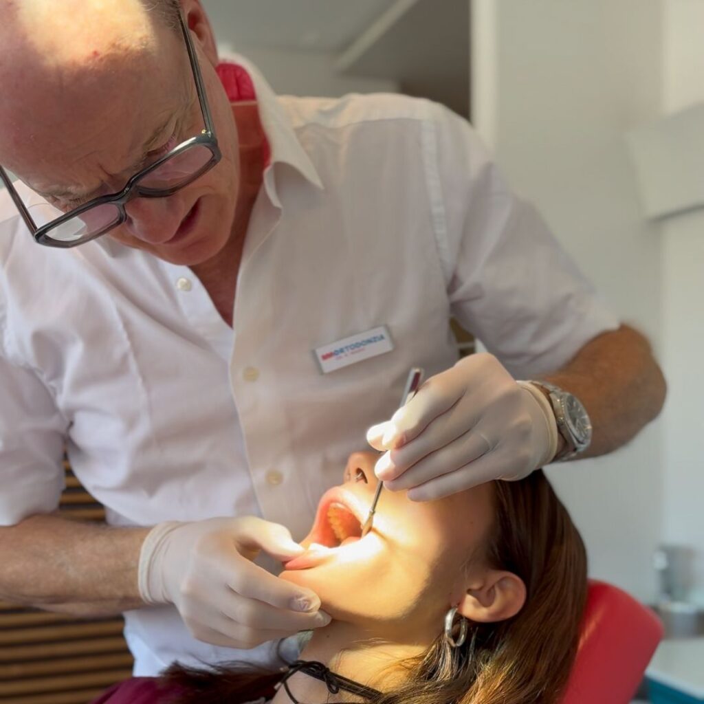 Chi Siamo 13 FOTO CI PRENDIAMO CURA DI TE 2 - Dentista a Lugano - Visita