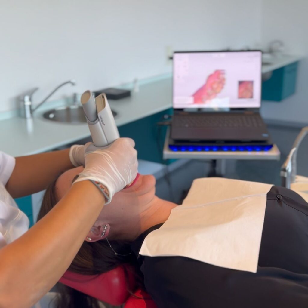 Chi Siamo 14 FOTO CI PRENDIAMO CURA DI TE 3 - Dentista a Lugano - esame